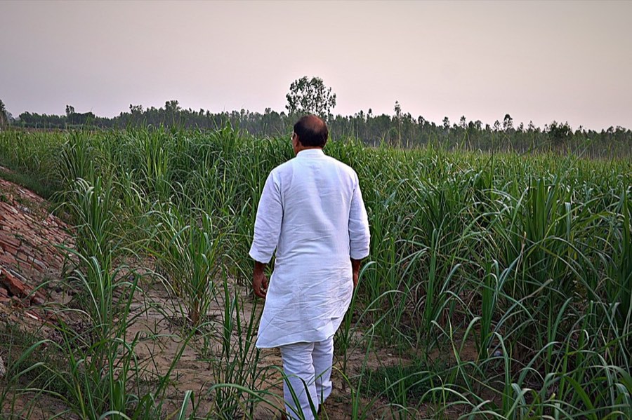 DP यादव जी खेत की पगडंडी पर किसानों के साथ