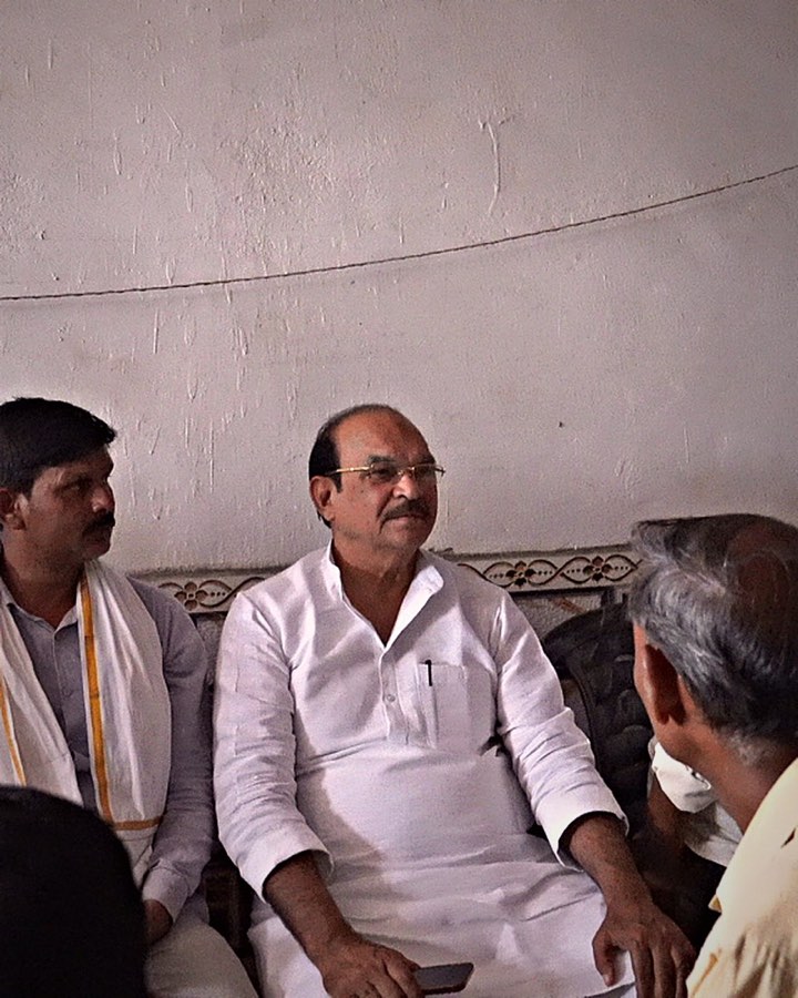 कभी न बंद होने वाला दरवाज़ा, दीया जलता हुआ